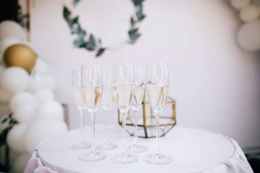  Düğün töreninde resepsiyonlarda şampanya kadehleri
