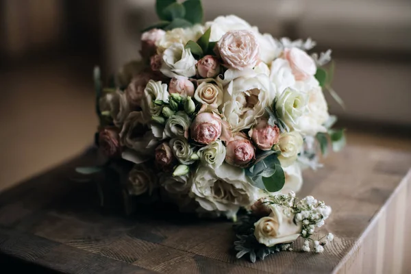 Mooi boeket van delicate rozen op houten achtergrond — Stockfoto