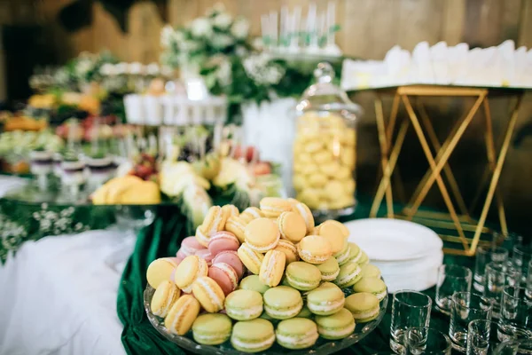 Macarrones coloridos en la mesa de postres en la fiesta de bodas. Alimento dulce —  Fotos de Stock