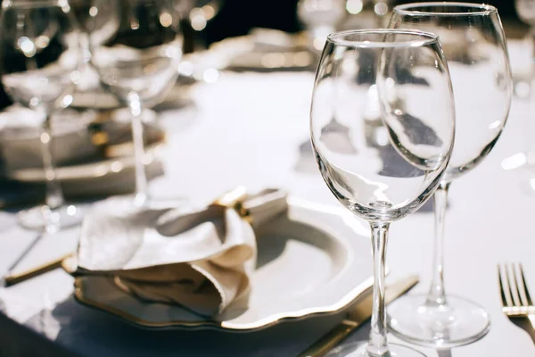 Meja diatur untuk makan malam dengan gelas anggur di kebun musim panas. Katering luar ruangan — Stok Foto