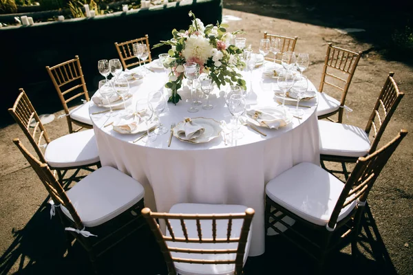 Hermosa cena romántica en el jardín de verano. Mesa decorada con flores y velas. Restauración al aire libre — Foto de Stock