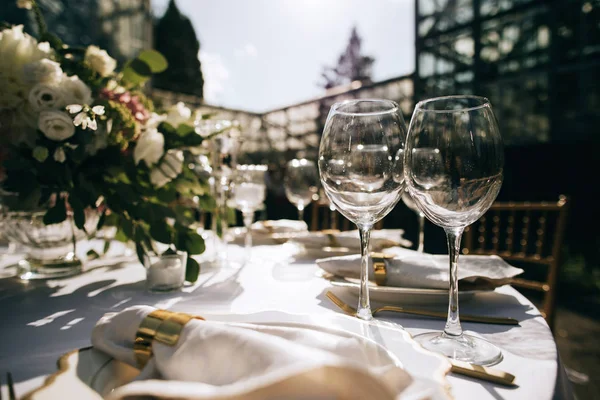 Tafel gedekt voor diner met wijnglazen in de zomertuin. Outdoor catering — Stockfoto