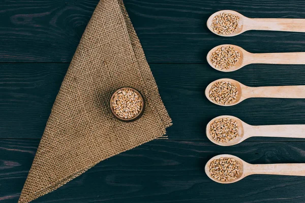 Raccolta del grano. Grani secchi maturi su fondo di legno — Foto Stock