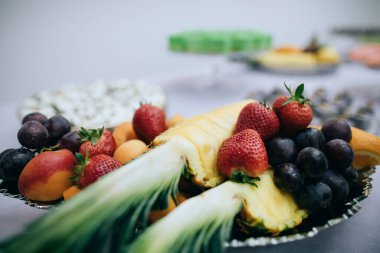 Restorandaki tatlı masasında taze meyve ve böğürtlen. Sağlıklı yemek.
