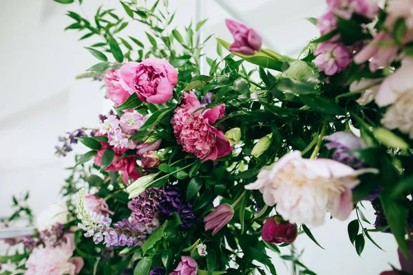 Mooie bruiloft aarts decor met roze en paarse bloemen — Stockfoto