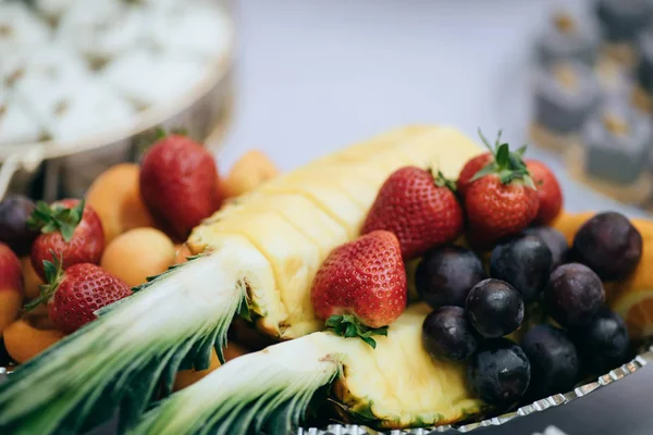 Restorandaki tatlı masasında taze meyve ve böğürtlen. Sağlıklı yemek. — Stok fotoğraf