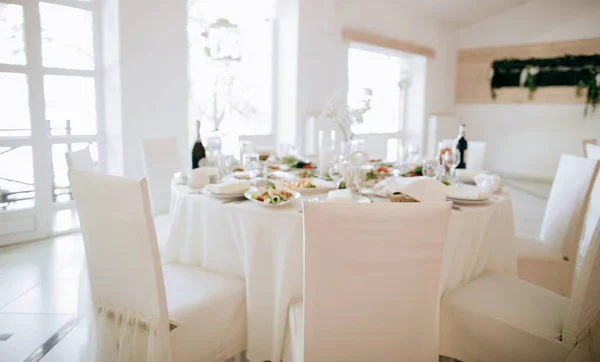 Dinner table decoration in white colors in the restaurant. Catering service — Stock Photo, Image