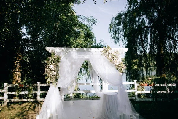 Hermoso arco con flores frescas para la ceremonia de boda en el jardín de verano — Foto de Stock