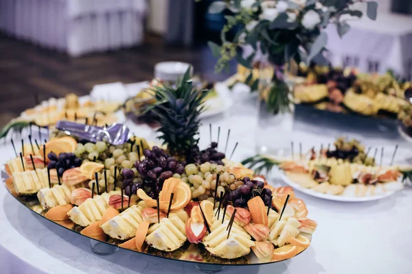 Deliciosos aperitivos de frutas frescas en la mesa de postres en la fiesta — Foto de Stock