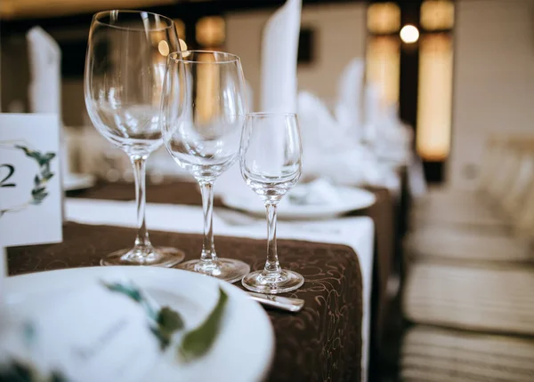 Óculos na mesa, conjunto de mesa para uma festa de evento — Fotografia de Stock