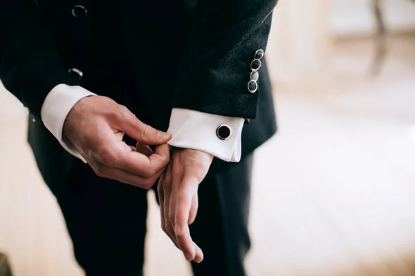 Ein Mann Einer Jacke Ein Mann Business Anzug Korrigiert Manschettenknöpfe — Stockfoto