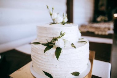 Beyaz güllü güzel, lezzetli bir düğün pastası. Tatlı yemek.