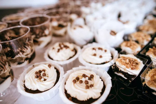 結婚式のキャンディーバー デザートテーブルのプレート上のクッキー 甘い食べ物 — ストック写真