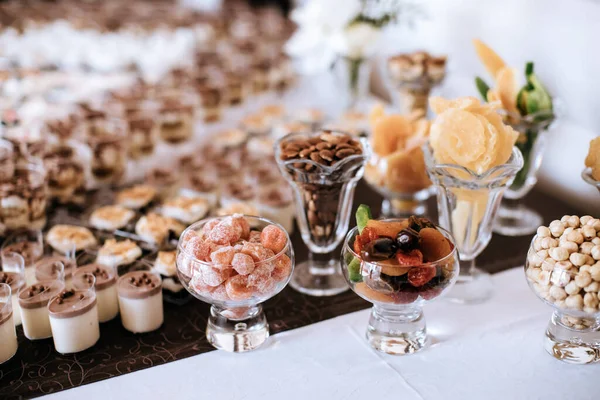 Hermosos Postres Boda Hechos Pasteles Nueces Almendras Frutas Secas Frutas — Foto de Stock