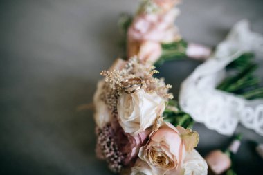 Tekstil arka planında zarif güllerin güzel düğün buketi