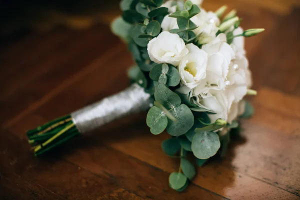 Buket Pengantin Bunga Putih Pada Latar Belakang Wodden — Stok Foto
