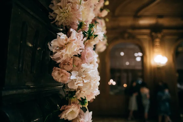 Restoran Dekorasi Dengan Bunga Segar Dekorasi Pernikahan — Stok Foto