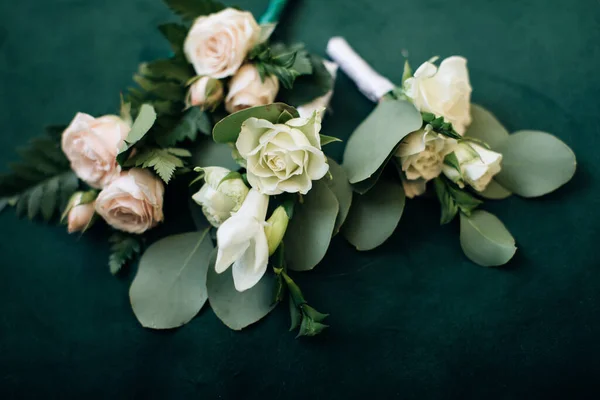 Boutonniere Terbuat Dari Mawar Putih Dan Merah Muda Untuk Pengantin — Stok Foto