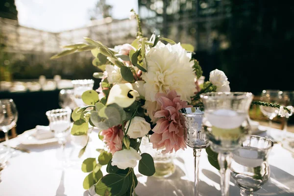 Catering Servise Beautiful Table Decor Romantic Dinner Outdoors Bouquets Flowers — Stock Photo, Image