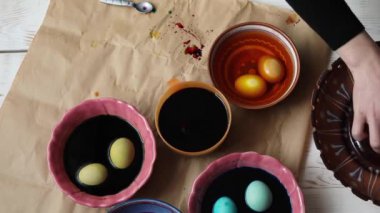 Paskalya için hazırlanıyorum. Kadınlar Paskalya yumurtalarını farklı renklerde boyarlar.