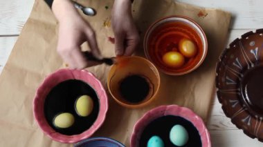 Paskalya için hazırlanıyorum. Kadınlar Paskalya yumurtalarını farklı renklerde boyarlar.