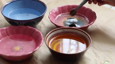 Paskalya 'nın sembolü. Evde Paskalya yumurtalarını boyamak