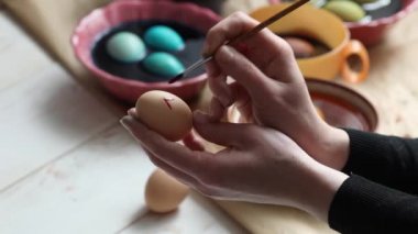  Bir kadın geleneksel desenli bir Paskalya yumurtası çizer.