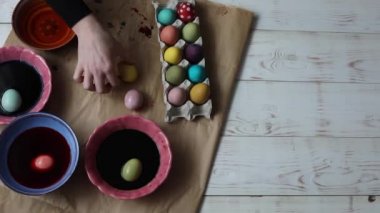  Paskalya için hazırlanıyorum. Kadın, boyanmış Paskalya yumurtalarını masaya koyar..