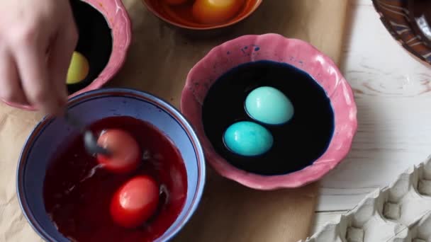 Картина Великодніх Яєць Старовинній Тарілці Столі — стокове відео