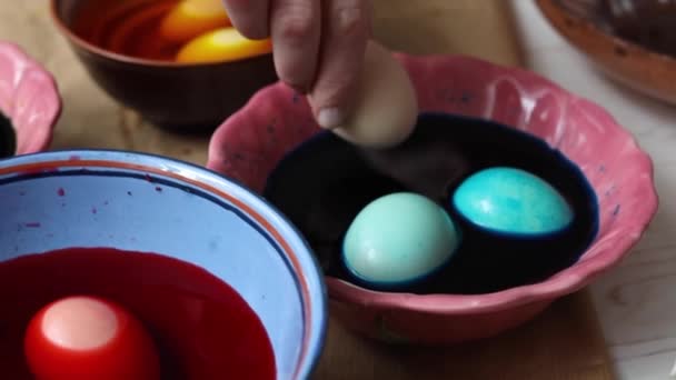 将复活节彩蛋涂在桌上的古董盘上 — 图库视频影像