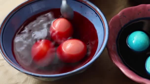 Dipingere Uova Pasqua Vernice Rossa Blu Sul Tavolo — Video Stock