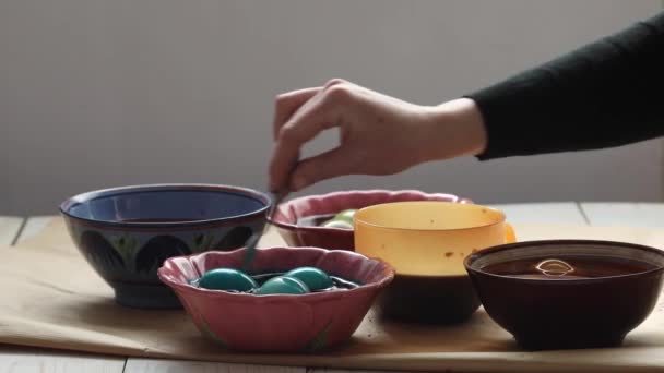 Paskalya Nın Sembolü Evde Paskalya Yumurtalarını Boyamak — Stok video