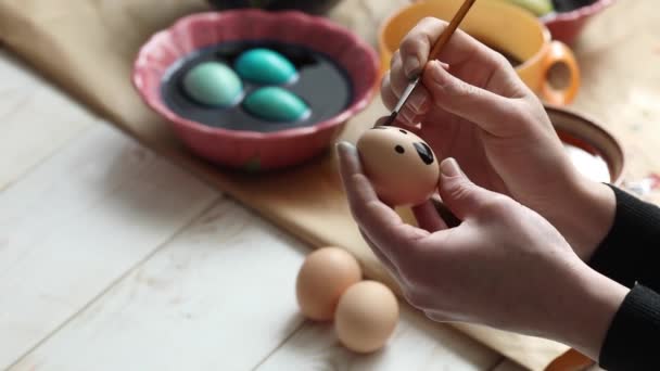 Una Donna Dipinge Uovo Pasqua Con Una Nappa — Video Stock