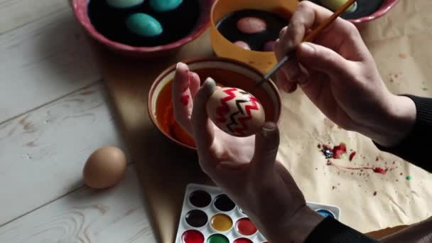 Preparándose Para Las Vacaciones Una Mujer Pinta Huevo Pascua Con — Vídeo de stock