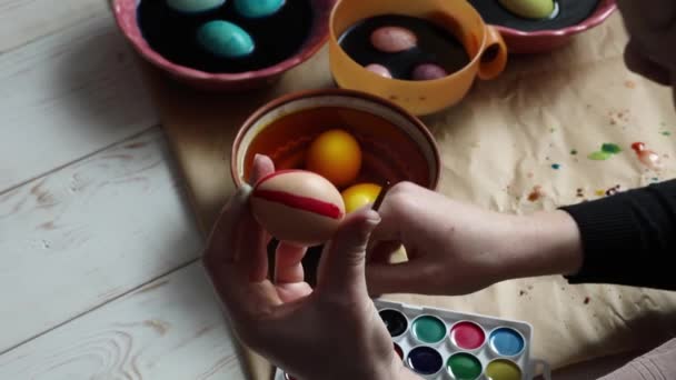 Una Mujer Pinta Huevo Pascua Con Patrones Tradicionales Color Rojo — Vídeo de stock