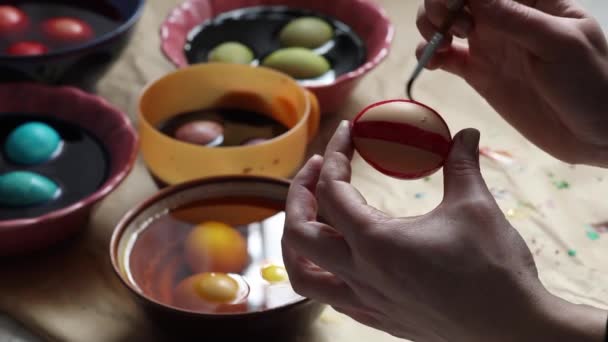 Preparándose Para Pascua Chica Pinta Huevos Pollo Con Pintura Roja — Vídeo de stock