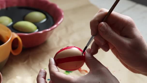 Feliz Pascua Chica Pinta Huevos Pascua Con Pincel Coloridos Huevos — Vídeo de stock