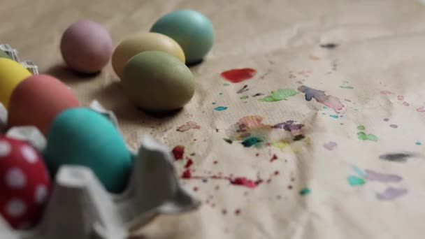 Πασχαλινά Χρωματιστά Αυγά Βρίσκονται Φόντο Κόκκων — Αρχείο Βίντεο