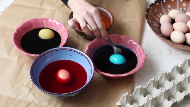 Frohe Ostern Ostereier Hause Färben — Stockvideo