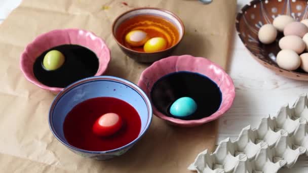 Donna Sta Tingendo Colore Delle Uova Pasqua Tavolo Della Cucina — Video Stock