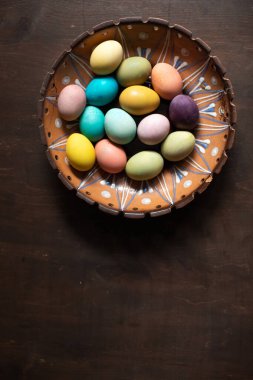 Renkli paskalya yumurtaları ahşap masada yatıyordu.