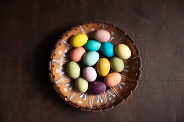 Ev mutfağında paskalya yumurtaları.