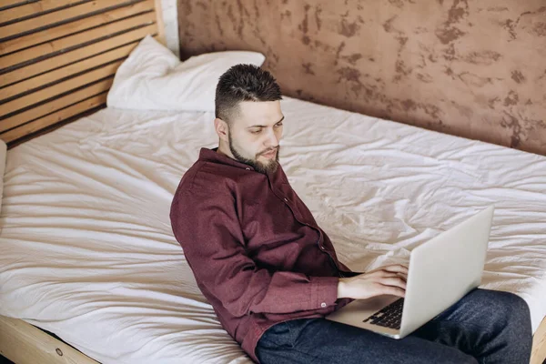 Joven Freelancer Trabajando Computadora Portátil Cama — Foto de Stock