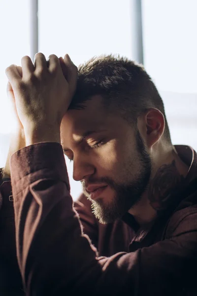 Hombre Cansado Retrato Del Joven Concebido Deprimido —  Fotos de Stock