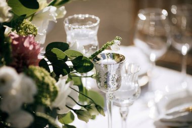 Yaz parkında romantik yemek masası hazırlanıyor.