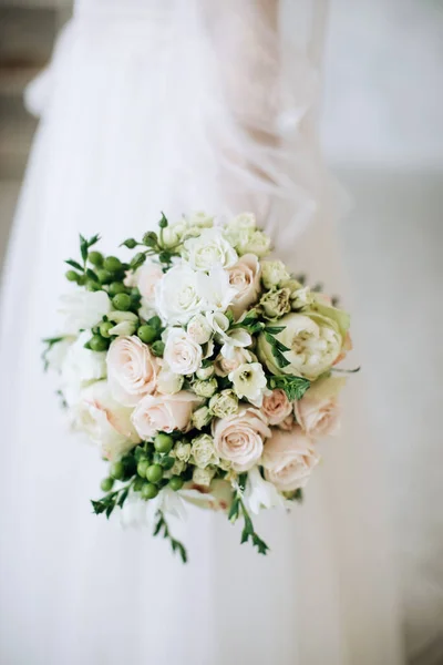 Bruiloft Bloemen Bruid Heeft Een Mooi Bruidsboeket Rozen — Stockfoto