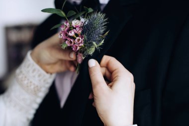 Gelin damada dokunur. Cekette yaka çiçeği.