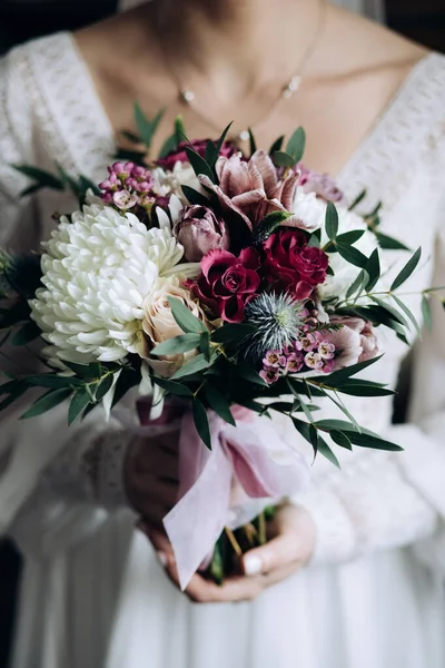 Pengantin Wanita Memegang Buket Pernikahan Indah Chrysanthemums Putih Dan Mawar — Stok Foto