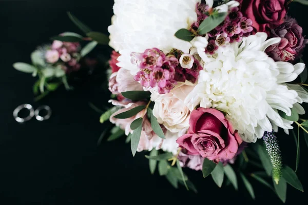 Bruiloft Bloemen Met Witte Chrysanten Paarse Rozen — Stockfoto