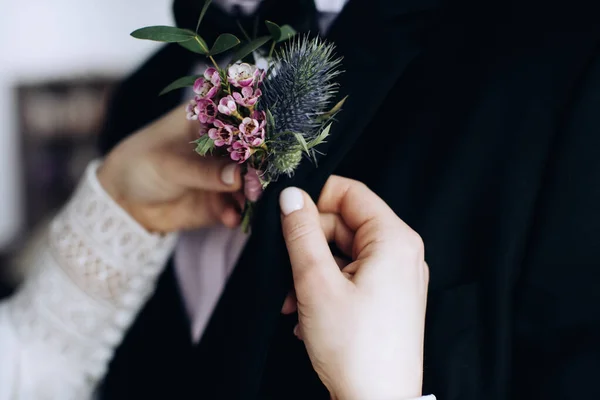 Bruid Raakt Bruidegom Aan Boutonniere Een Jasje — Stockfoto